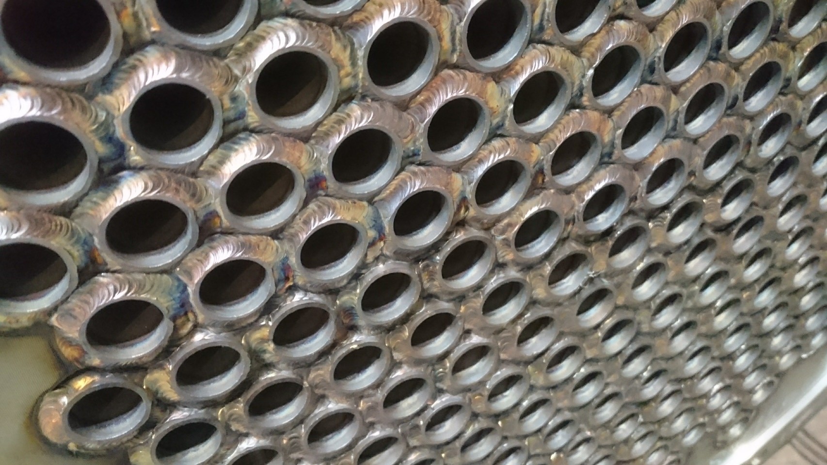 熱交換器チューブシートの多数の溶接